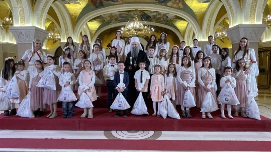 Ο Πατριάρχης Σερβίας μοίρασε πακέτα αγάπης σε ασυνόδευτα παιδιά και σε πολύτεκνες οικογένειες