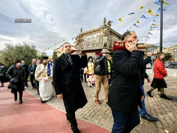 Ευλογία για το Άργος η περιφορά των Ιερών Λειψάνων του Αγίου Πέτρου του Θαυματουργού και του Αγίου Γεωργίου του Καρσλίδη