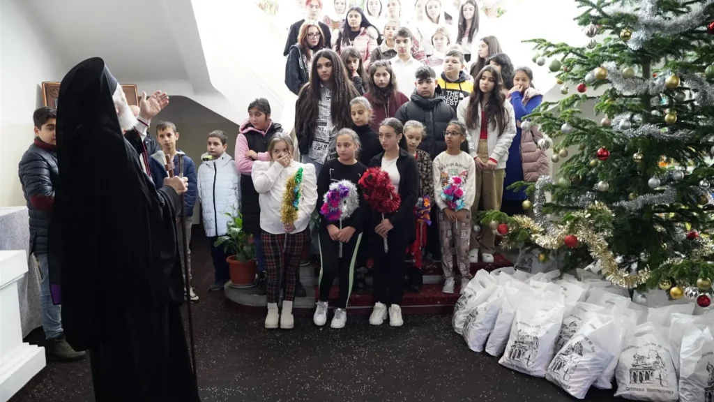 În prima zi din an, Arhiepiscopul Casian a oferit daruri copiilor de la un centru social ocrotit de Sf. Vasile cel Mare