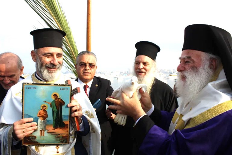البابا ثيودروس يبارك مياه البحر المتوسط