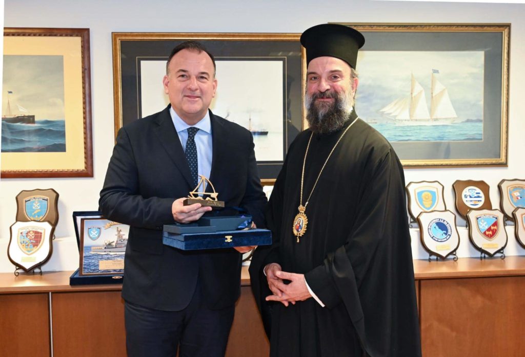 Εθιμοτυπική επίσκεψη Μητροπολίτη Θήρας στον υφυπουργό Ναυτιλίας