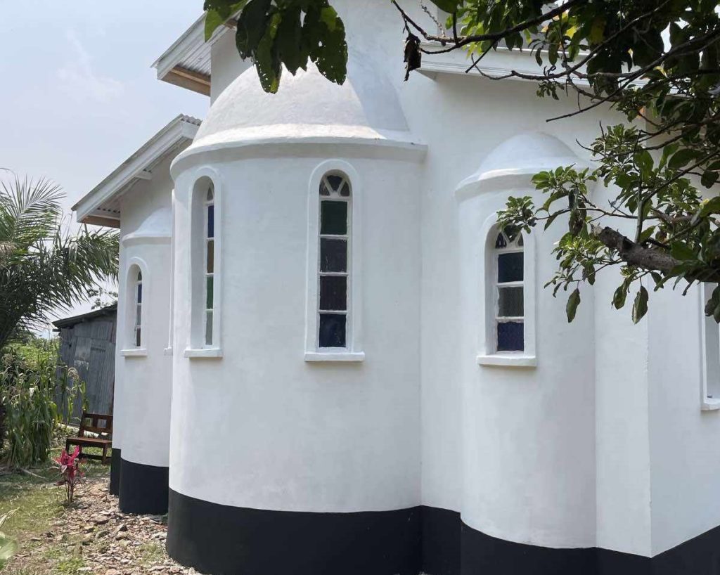 Ευχαριστίες στον Μητροπολίτη Πειραιώς από τον Επίσκοπο Μπουκόμπας για την ανακαίνιση Ναού στο νησί Μσιρα της Βικτώριας