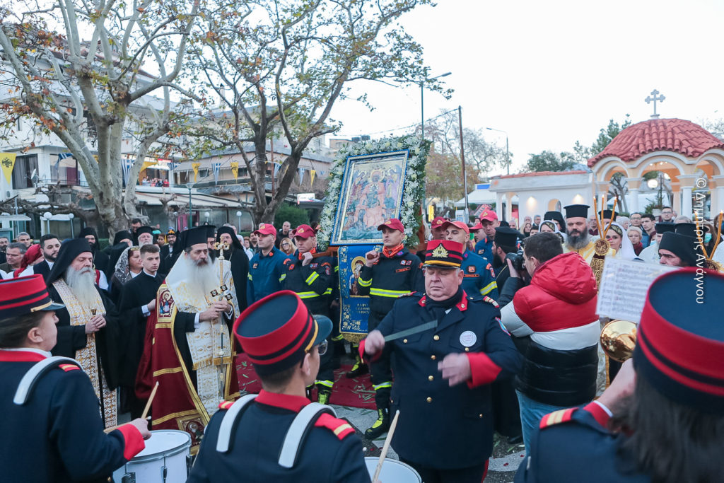 Με τις δέουσες τιμές η Λαμία υποδέχθηκε πιστό αντίγραφο της Ιεράς Εικόνος της Παναγίας Πεφανερωμένης από τη Λευκάδα
