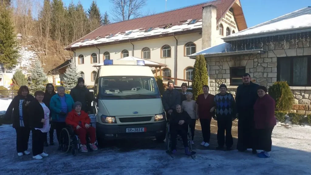 Arhiepiscopia Germaniei a donat un microbuz pentru vârstnicii îngrijiți la Hârja