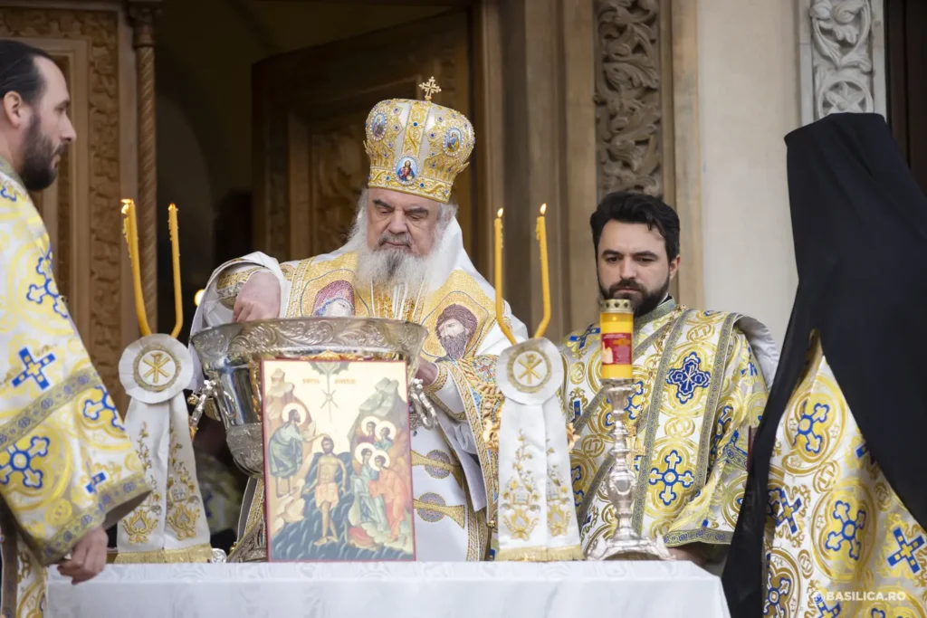 Patriarhul Daniel: Boboteaza, sărbătoarea prin care iubirea lui Dumnezeu se arată oamenilor