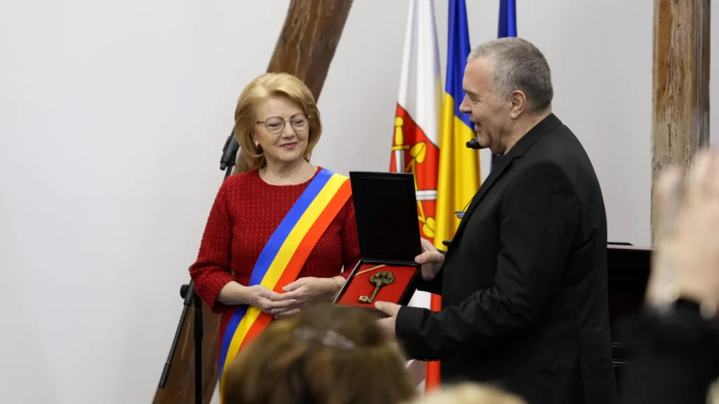 Constantin Chiriac, felicitat de Mitropolitul Laurențiu la primirea titlului de cetățean de onoare al Sibiului
