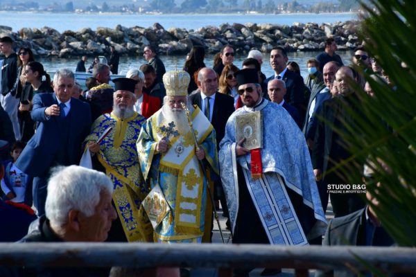 Η τελετή κατάδυσης του Τιμίου Σταυρού στην Μικρασιατική κωμόπολη της Νέας Κίου Αργολίδας