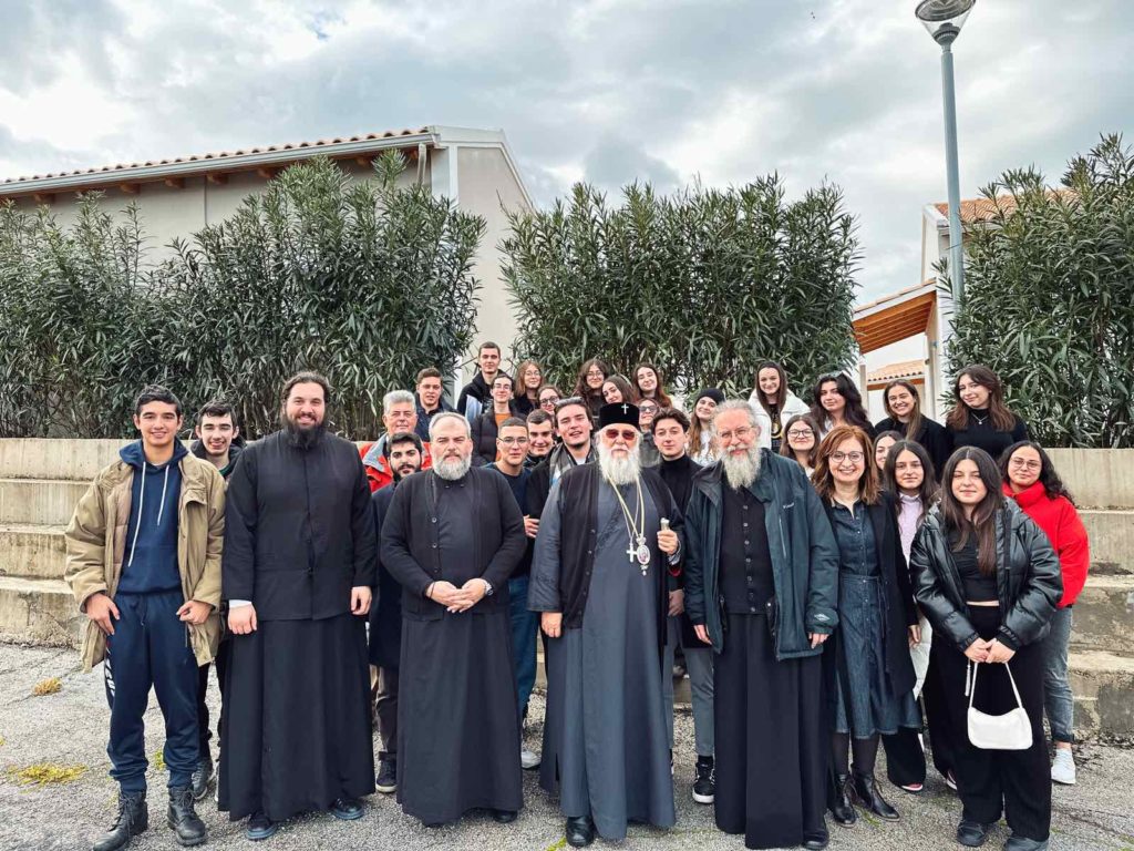 Ο Μητροπολίτης Κερκύρας με τα στελέχη των κατασκηνώσεων