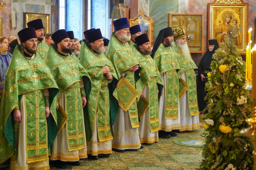 Сонм архипастырей Русской Православной Церкви совершил Литургию в Серафимо-Дивеевском монастыре