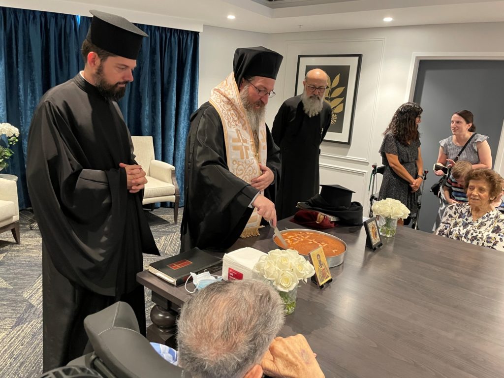 Ο Επίσκοπος Κυανέων ευλόγησε τη Βασιλόπιτα σε μονάδες φροντίδας ηλικιωμένων