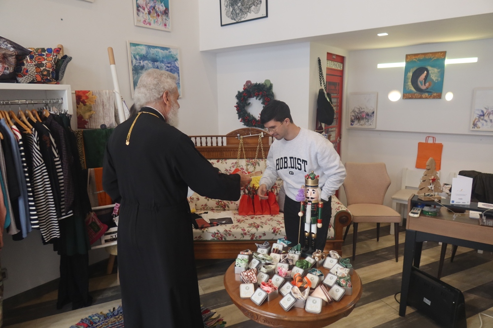 Ευχετήρια περιοδεία του Μητροπολίτη Σύρου στην αγορά της Ερμούπολης