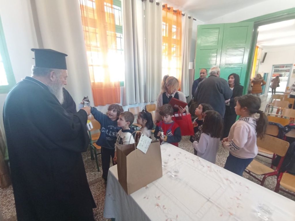 Επίσκεψη Μητροπολίτη Χαλκίδος στο Δημοτικό Σχολείο και στο Νηπιαγωγείο Πολιτικών