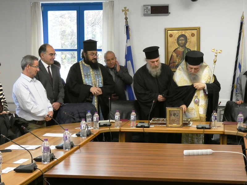 Ο Μητροπολίτης Παροναξίας ευλόγησε την Αγιοβασιλόπιτα του Δήμου Πάρου