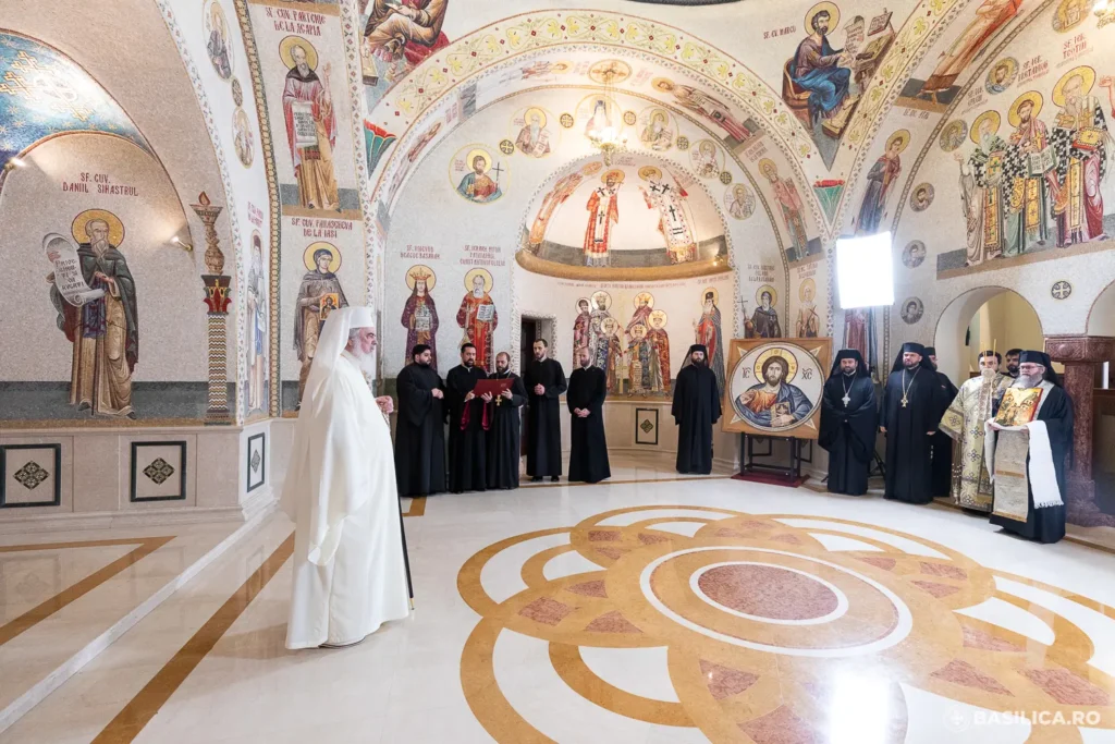 Patriarhul Daniel: Botezul înseamnă cufundarea persoanei umane în iubirea eternă a Preasfintei Treimi