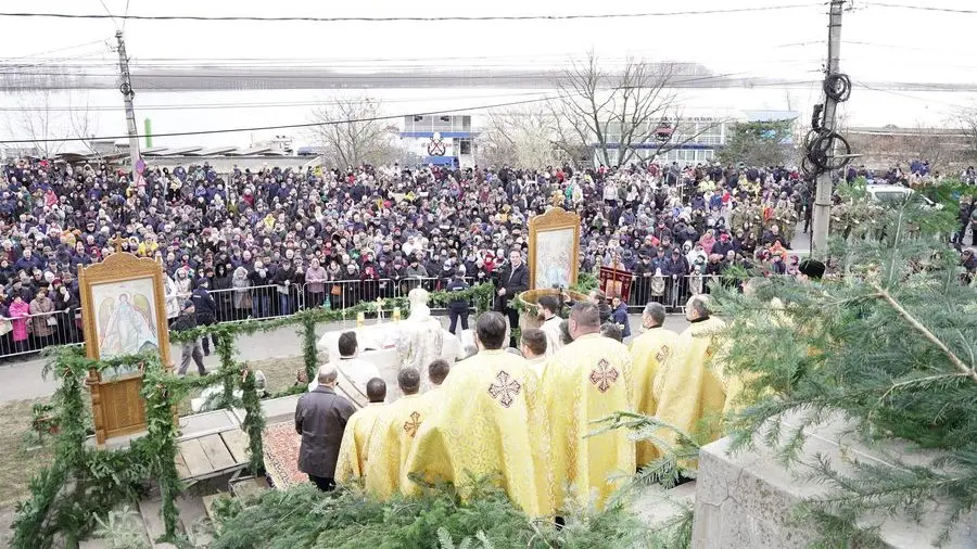 Arhiepiscopia Dunării de Jos a oferit peste 150.000 de recipiente cu Agheasmă Mare