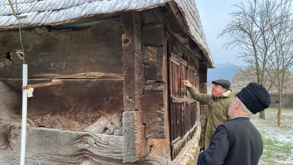 A fost descoperită una din cele mai vechi biserici ale ucrainenilor din România: O bârnă are trei secole vechime