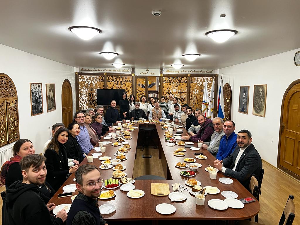 Представители ОВЦС и Синодального отдела по делам молодежи посетили Рождественский прием в московском ассирийском храме