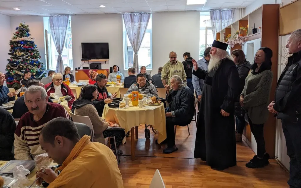 Mitropolitul Ioan, din nou printre persoanele fără adăpost de ziua onomastică: Încercăm să le găsim și locuri de muncă