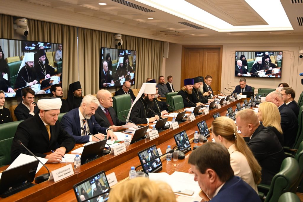 Председатель ОВЦС выступил на заседании круглого стола в Совете Федерации