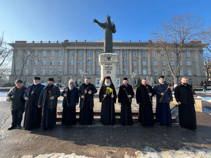 Episcopul Antonie a marcat Unirea Principatelor cu rugăciune și depunere de flori la statuia Sf. Ștefan cel Mare