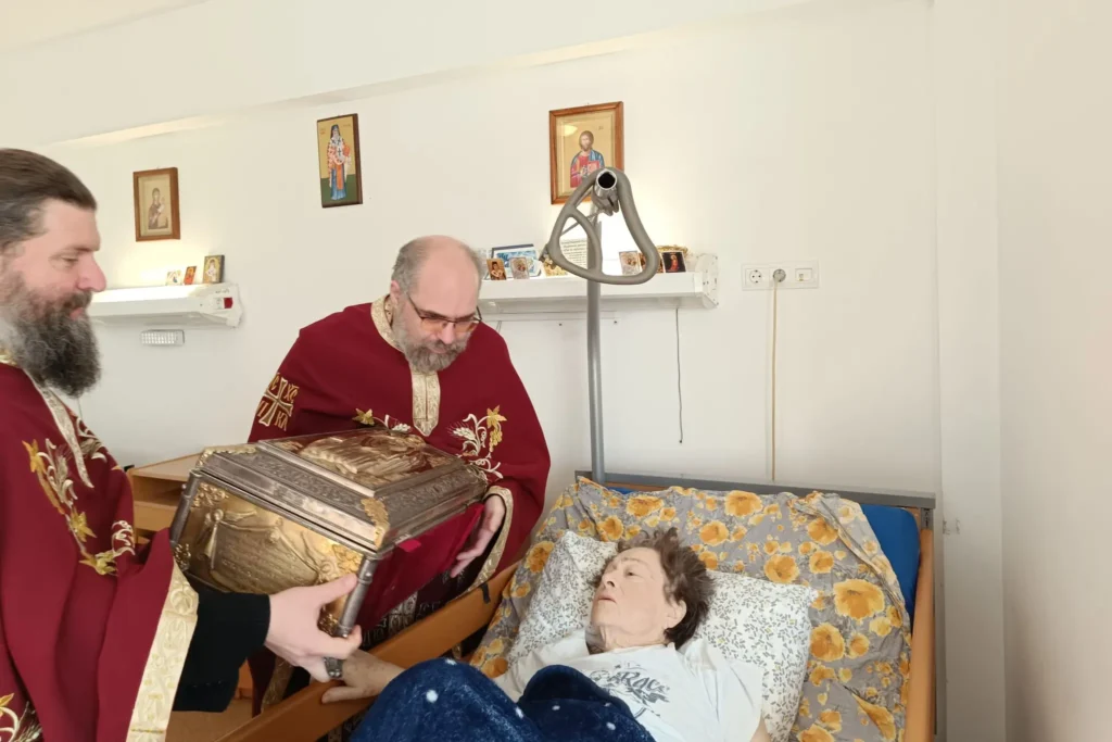 Mângâiere în boală: Moaștele Sf. Pantelimon aduse la Centrul de îngrijiri paliative al Arhiepiscopiei Bucureștilor