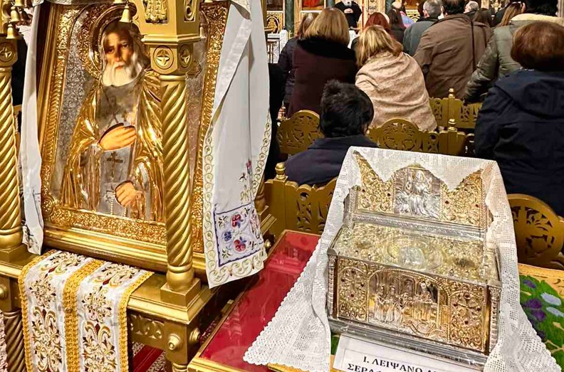 Πλήθος πιστών προσκυνούν τον Άγιο Σεραφείμ τον Σάρωφ στον Ι.Ν. Αγίων Κωνσταντίνου και Ελένης Πειραιώς
