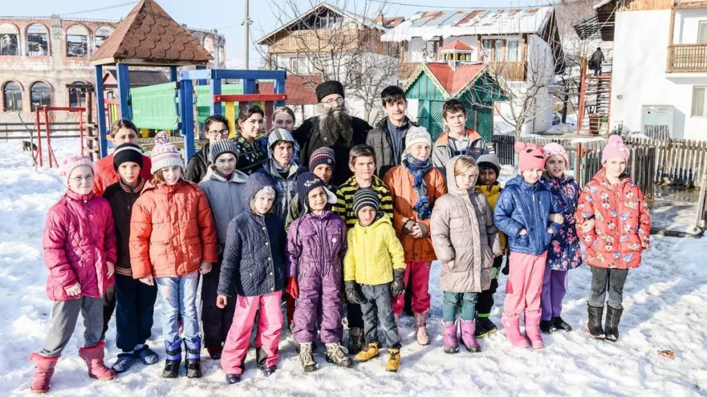 Ajutor consistent pentru așezămintele de la Valea Plopului și Valea Screzii din partea unei parohii din Brașov