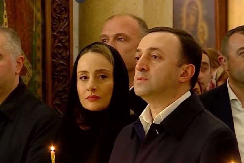 ირაკლი ღარიბაშვილი მეუღლესთან ერთად სამების საკათედრო ტაძარში საშობაო ლიტურგიას დაესწრო