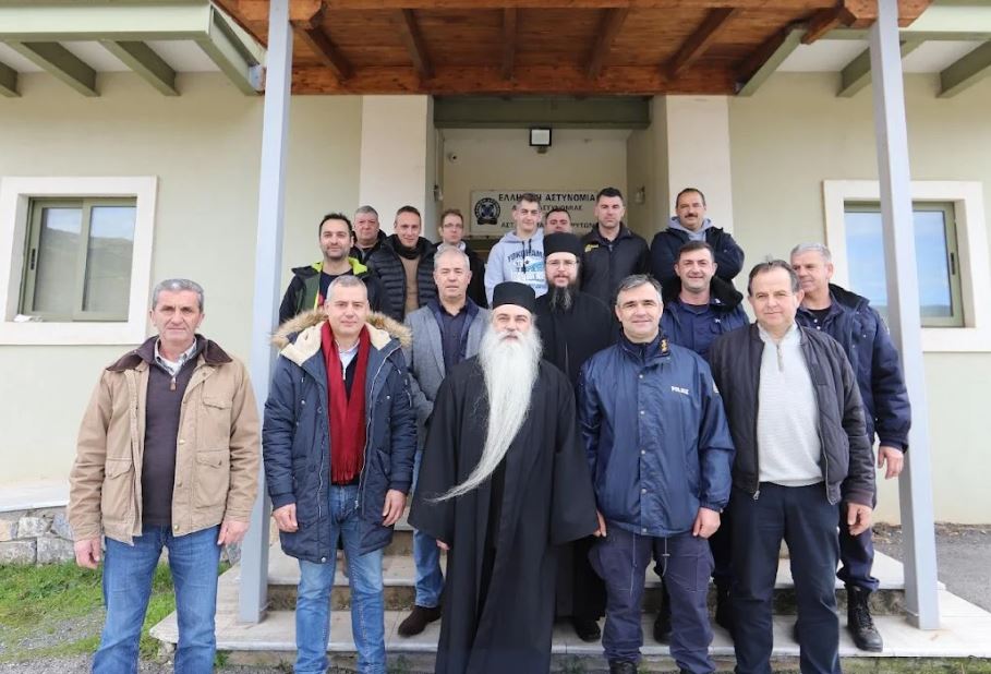 Ο Ηγούμενος της Μονής Αγίας Λαύρας ευλόγησε την Βασιλόπιτα του Αστυνομικού Τμήματος Καλαβρύτων