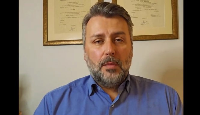 Γιάννης Καλλιάνος: Θα απέχω από τη ψηφοφορία για το γάμο των ομόφυλων ζευγαριών και την τεκνοθεσία