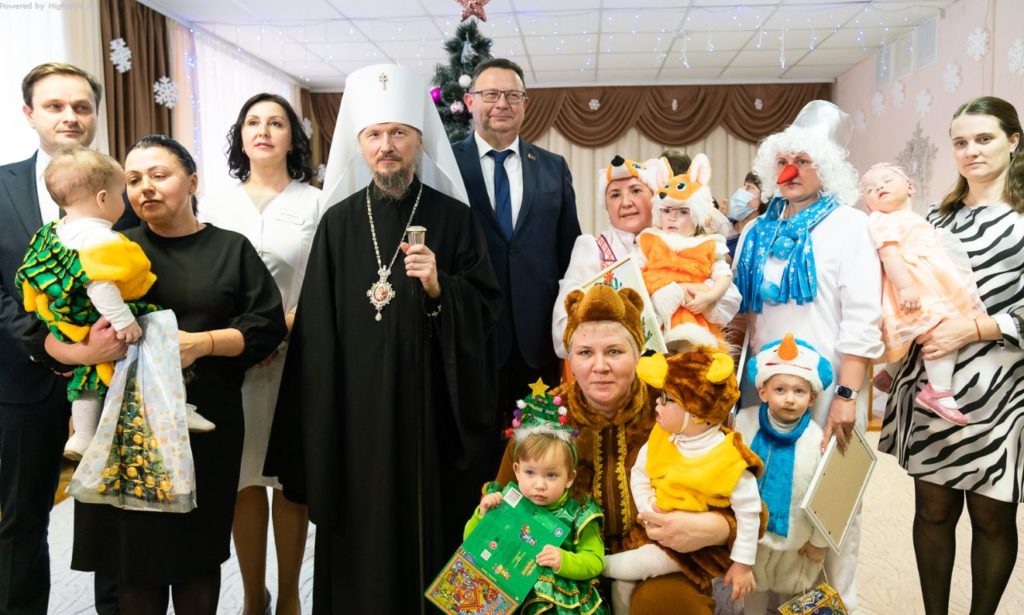 Патриарший экзарх всея Беларуси и министр здравоохранения РБ посетили Дом ребенка № 1 в Минске