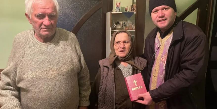 Un paroh din județul Mureș le-a dăruit Biblii enoriașilor vârstnici pe care i-a vizitat în Ajunul Bobotezei