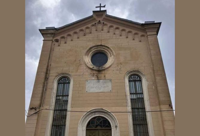 ‎البطريرك المسكوني في كنيسة سانتا ماريا الكاثوليكية حيث وقع الهجوم