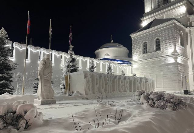 В Раифском монастыре Казанской епархии проходит Рождественский фестиваль ледовых и снежных скульптур «Лёд и свет»