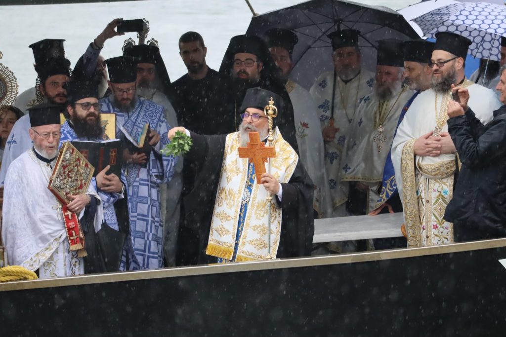 Καθαγιασμός των υδάτων υπό ισχυρή βροχόπτωση στο προάστιο Port Melbourne της Μελβούρνης