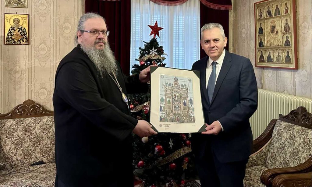 Συνάντηση Μάξιμου Χαρακόπουλου με Μητροπολίτη Λαρίσης: Συναντίληψη για γάμο ομόφυλων ζευγαριών και τεκνοθεσία