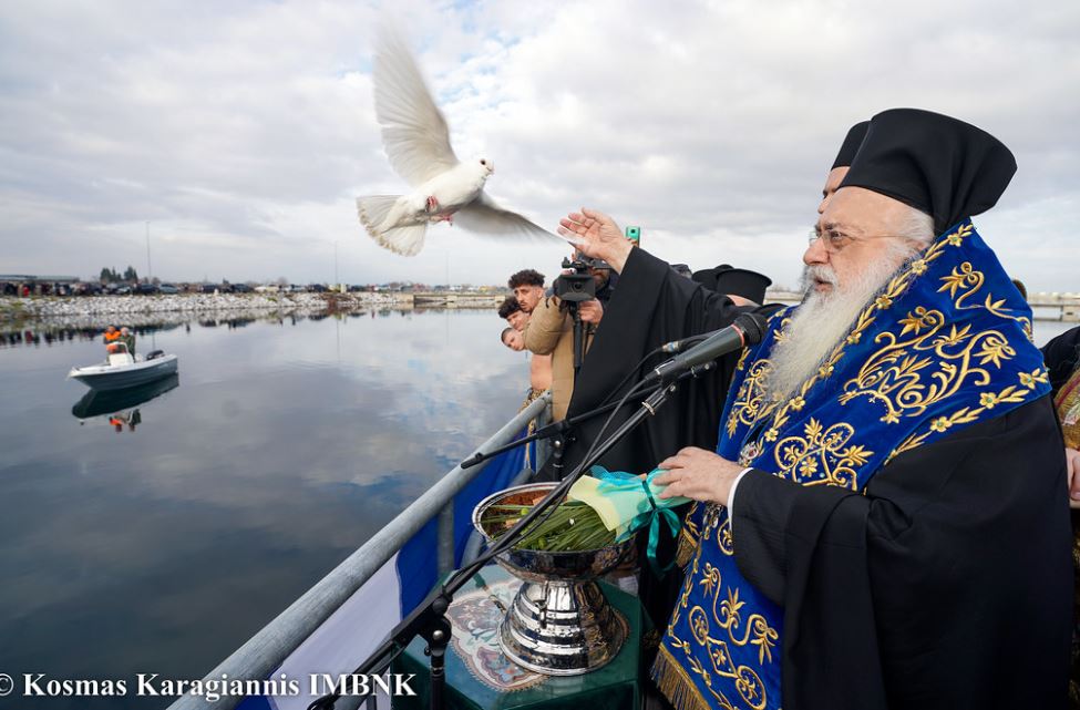 Αγιασμός των υδάτων και κατάδυση του Τιμίου Σταυρού στα παγωμένα νερά του Αλιάκμονος