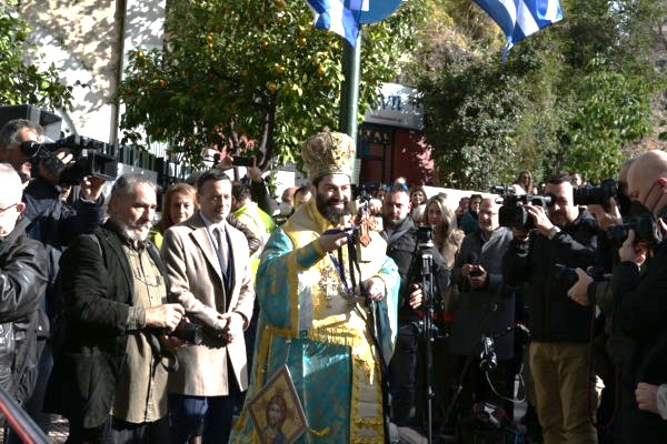 Ο καθαγιασμός των υδάτων στην Αδριάνειο Δεξαμενή της Αθήνας και η ρίψη του Τιμίου Σταυρού