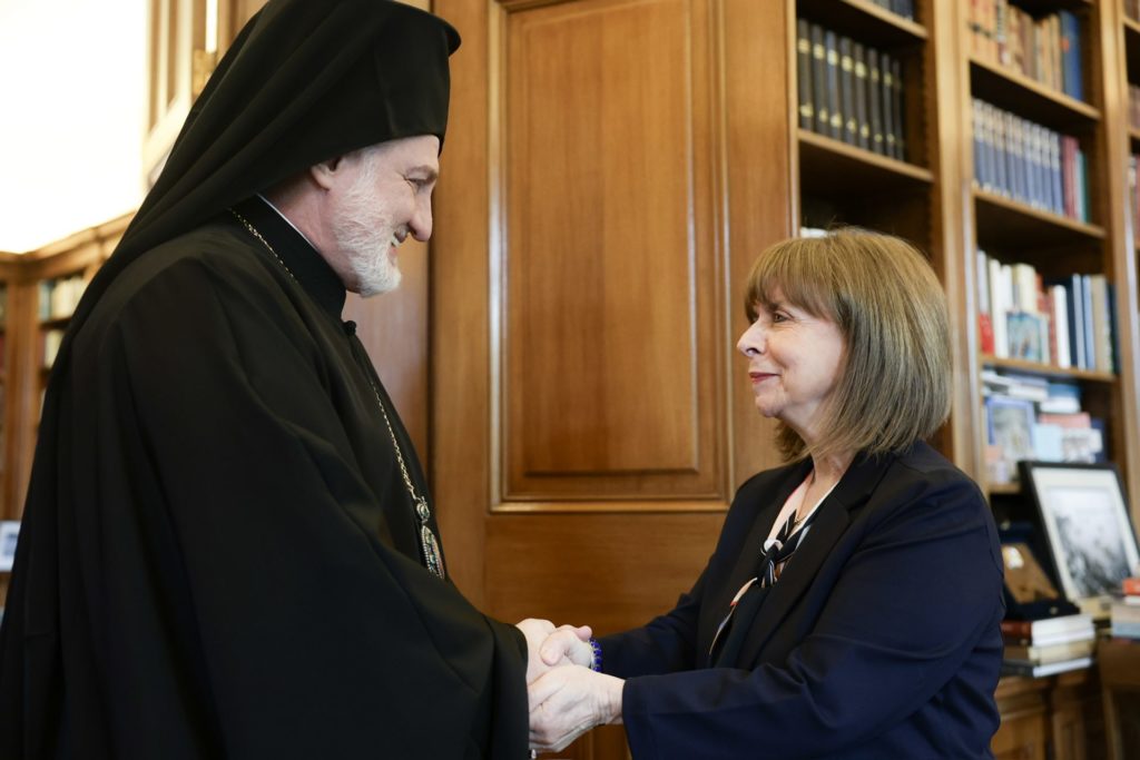 Συνάντηση Κατερίνας Σακελλαροπούλου με τον Αρχιεπίσκοπο Αμερικής Ελπιδοφόρο
