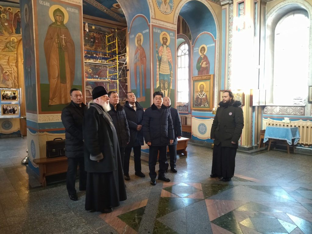 Настоятель Китайского подворья провел для сотрудников Генерального консульства КНДР экскурсию по хабаровскому храму