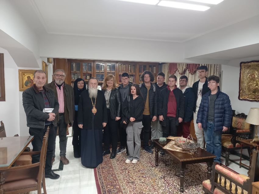 Αντιπροσωπεία μαθητών του 1ου και 2ου Γενικού Λυκείου Κορίνθου επισκέφθηκαν τον Μητροπολίτη Διονύσιο