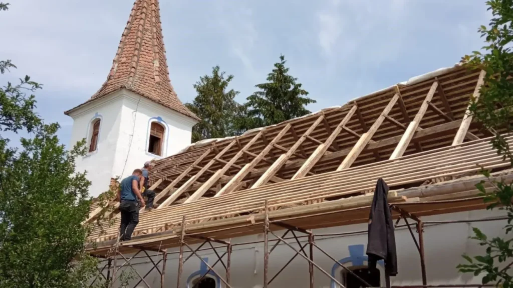 Locuitorii unui sat din Sibiu au restaurat cu fonduri proprii biserica din localitate, lăcaș de cult unic în zona