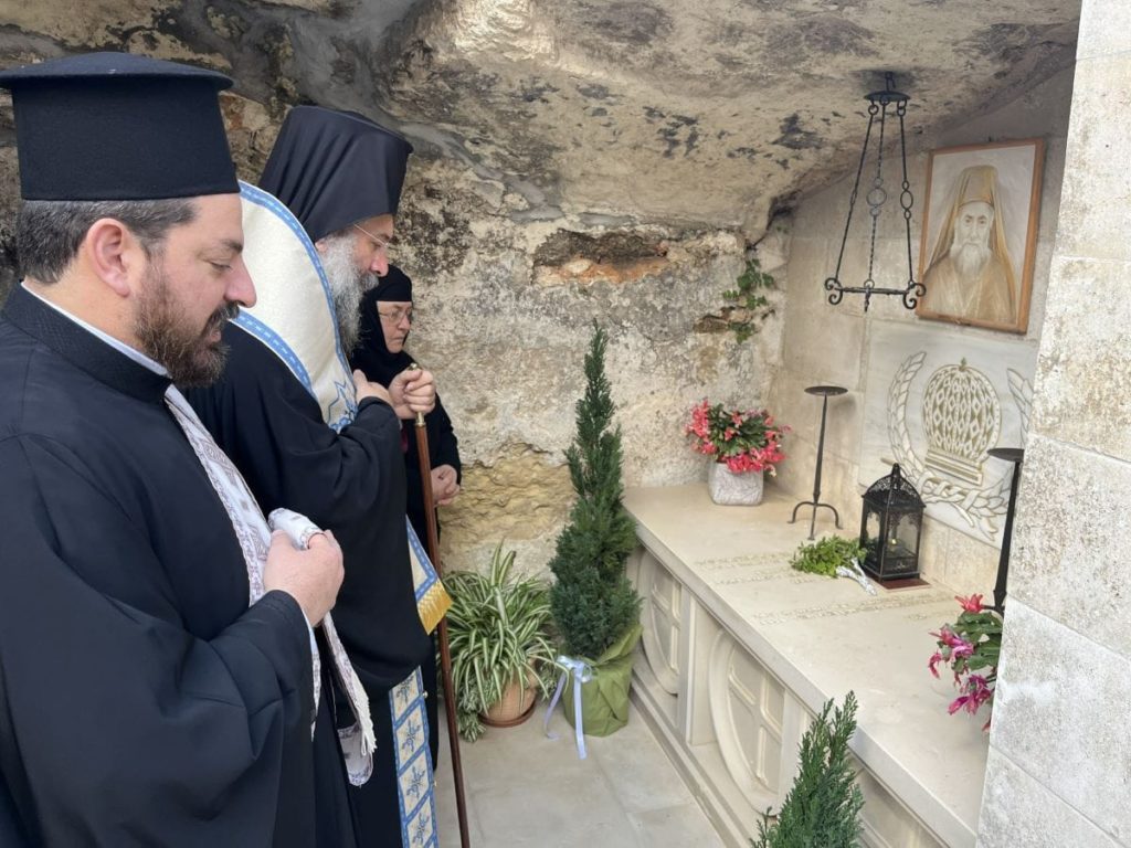 Ο Μητροπολίτης Πρόδρομος ανέγνωσε Τρισάγιο επί του τάφου του μακαριστού Μητροπολίτη Ρεθύμνης κυρού Θεοδώρου Τζεδάκη