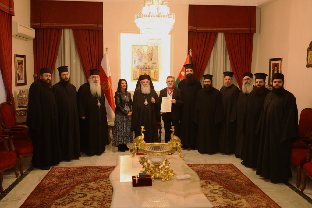 البطريركُ ثيوفيلوس يقلّدُ الرّسامَ قسطنطينيوس صليبَ القبرِ المقدّس