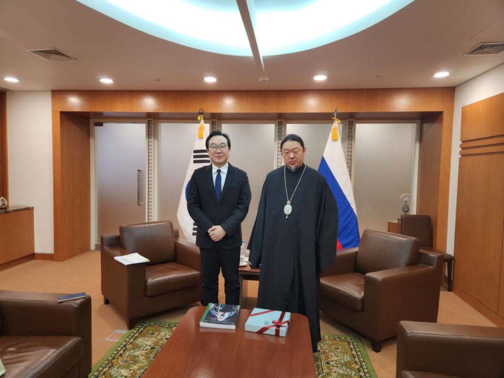 Архиепископ Корейский Феофан встретился с послом Республики Корея в Российской Федерации