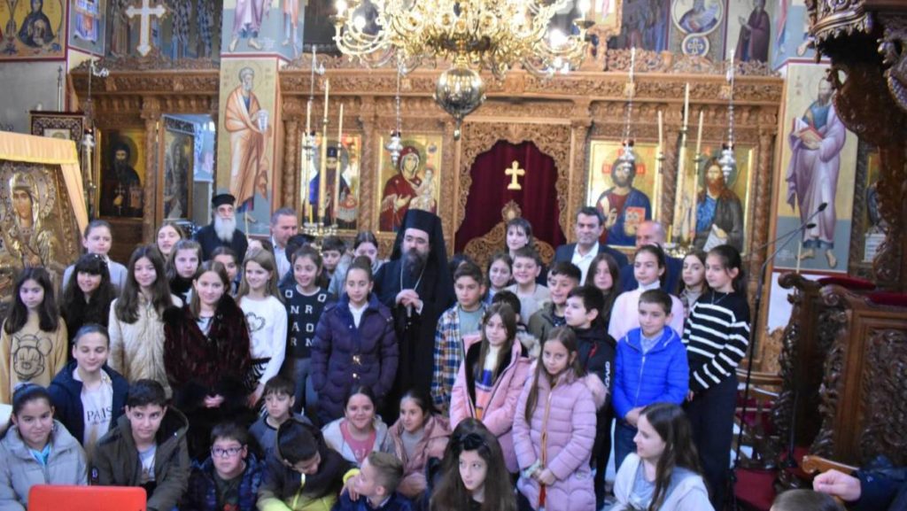 Ο Μητροπολίτης Καστορίας βράβευσε μαθητές που συμμετείχαν σε διαγωνισμό εκθέσεων με θέμα την οικογένεια