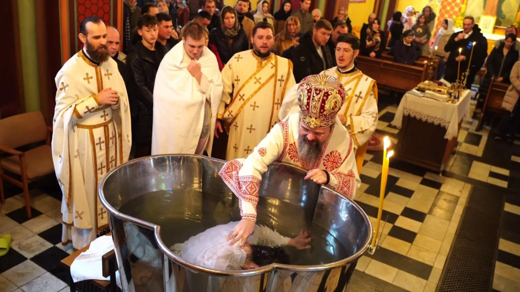 Doi tineri au fost botezați de Episcopul Macarie al Europei de Nord