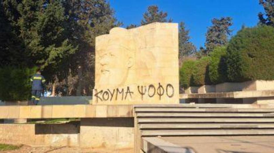 Έγραψαν συνθήματα σε άγαλμα του Αρχιεπισκόπου Μακαρίου στην Πάφο