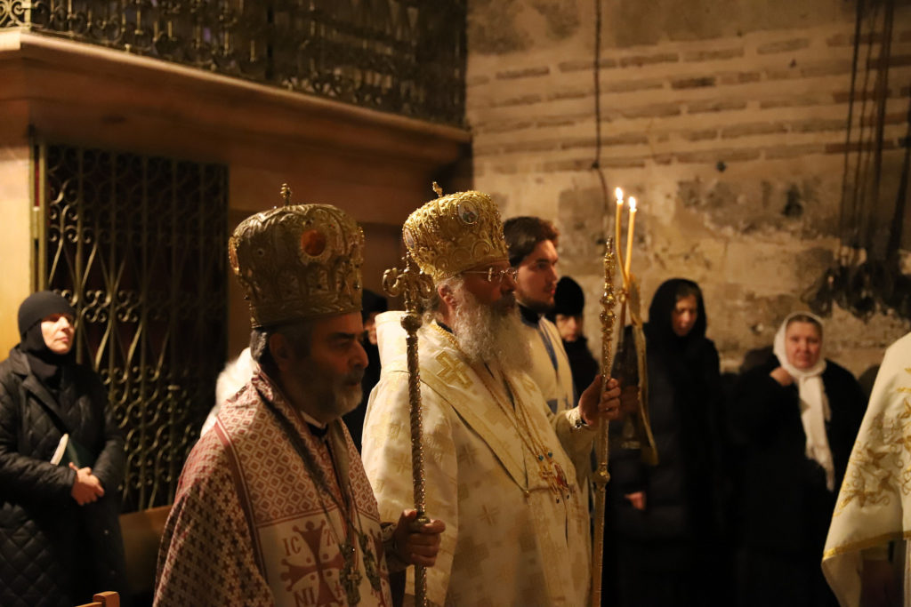 Архипастыри Иерусалимского и Московского Патриархатов совершили Литургию на Гробе Господнем