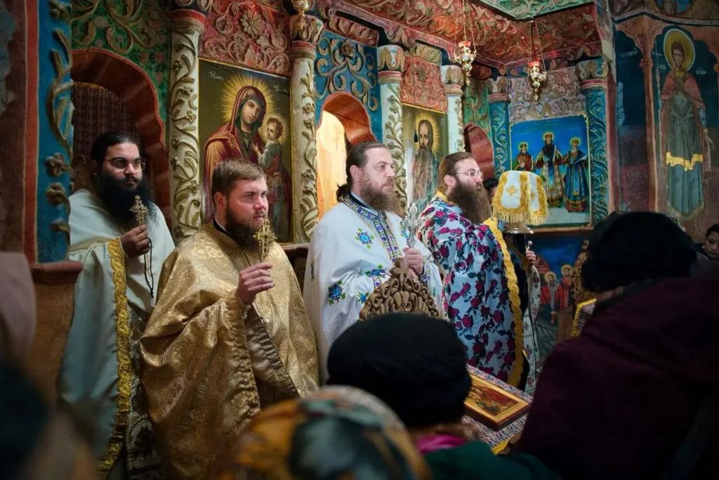 Mănăstirea Berislăvești și-a serbat ocrotitorii: Prin Sf. Trei Ierarhi, apele harului s-au revărsat peste lume